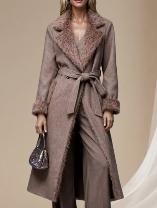 Cappotto con finiture in pelliccia